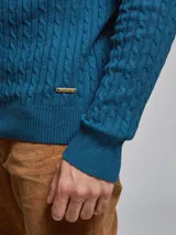 Sweater color beige con cuello redondo y tejido trenzado de ochos. Confeccionado en 60% algodón y 40% poliéster.