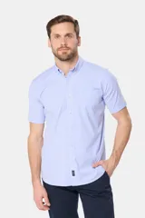 Camisa sport de manga corta a rayas celestes y blancas, con cuello abotonado, cierre frontal con botones y bolsillo ojal en el pecho.