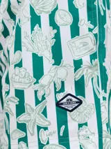 Short de baño con estampado de rayas verticales verdes y blancas sobre el cual se superponen dibujos de temática marina. Cuenta con cintura elástica con cordón de ajuste y bolsillos laterales.