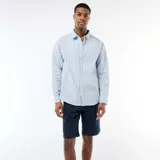Camisa de algodón de manga larga con diseño de rayas verticales en tonos celestes y oscuros, cuello camisero y cierre frontal de botones.