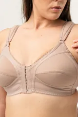 Soutien reductor clásico reforzado prendido adelante, sin aro. Breteles anchos acolchados regulables. Ganchos reforzados. Confeccionado con tela que contiene fibra LYCRA
