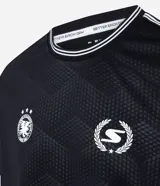 Remera deportiva negra con tecnología Dry, cuello redondo y manga corta. Presenta un estampado de patrón geométrico en relieve y logos blancos en el pecho.