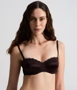 Soutien strapless color marrón oscuro, confeccionado en microfibra con detalles de encaje en el borde superior de las copas. Posee aros, copas estructuradas y breteles finos removibles.