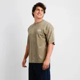 Remera O'Neill manga corta de corte holgado, color beige oscuro con efecto lavado y pequeño estampado tipográfico en el pecho.