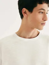 Camiseta de corte regular en color azul marino, confeccionada en tela con textura horizontal sutil, cuello redondo y mangas cortas.