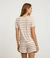 Conjunto de pijama de dos piezas confeccionado en viscolycra con estampado de rayas horizontales en beige y blanco. Incluye una remera de manga corta con cuello en V y bordado 'aconchego' en el pecho, y un short con cintura elástica y lazo ajustable.