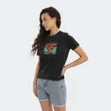 Remera negra de corte clásico con estampado rectangular en el pecho que incluye una flor, montañas y la palabra 'California'.