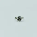 Anillo de diseño profesional para Ingeniero Agrónomo, elaborado en plata 925 con aplique central en oro 18k. Presenta un diseño ovalado con el símbolo de la profesión grabado en el centro y detalles texturizados en el borde.