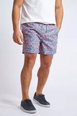 Short de baño con estampado floral en tonos celestes, cuenta con cintura elástica con cordón ajustable, bolsillos laterales y bolsillo trasero.