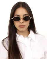 Lentes de sol con marco dorado ovalado y cristales oscuros, con protección UV400 y polarizados.