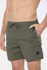 Short de baño azul marino liso, con cintura elástica y cordón regulable. Incluye bolsillos laterales tipo cargo y suspensor de malla fina.