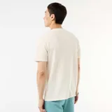 Remera de manga corta color blanco de punto fantasía, con cuello redondo y diseño de corte clásico.