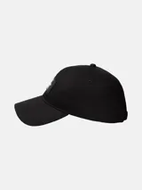 Gorra de béisbol negra de algodón tipo sarga, con visera curva y cierre ajustable con hebilla. Presenta un parche rectangular de silicona en el frente con el logo de Calvin Klein en color verde lima.