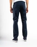 Pantalón de gabardina negro, corte recto, con bolsillos laterales y traseros.