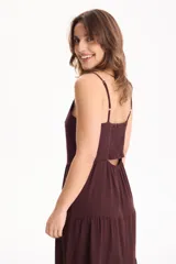 Vestido largo color blanco, confeccionado en lino, con tiras finas regulables, escote recto y falda amplia de corte acampanado con volados escalonados.