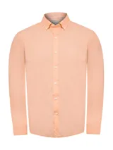 Camisa de manga larga RKF modelo Soft, color salmón, confeccionada en popelina de algodón orgánico. Presenta cuello camisero con botones, cierre frontal abotonado y logo bordado en el pecho.