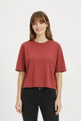 Remera negra de algodón de corte ancho y corto, con mangas cortas y cuello redondo a la base.