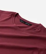 Remera básica de corte slim para hombre, confeccionada en suave algodón peruano con cuello redondo y mangas cortas, de diseño liso.