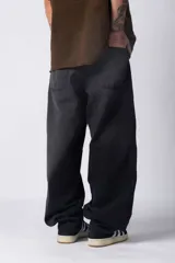 Jean de denim color celeste claro con efecto lavado y zonas blanqueadas, de corte extremadamente ancho y tiro medio-alto.