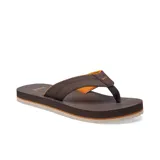 Chancletas Sanuk modelo M Beer Cozy Iv color marrón, con correa superior de cuero sintético perforado y suela de goma con una franja naranja.