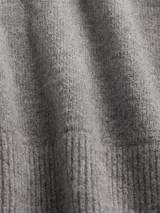 Buzo de punto con cuello alto tipo polera, de manga larga y diseño clásico con puños y ruedo acanalados.