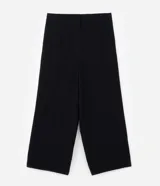 Pantalón de sastrería corte wide leg, color negro, con cintura alta, cierre de cremallera y gancho, y bolsillos laterales incorporados. Presenta elástico en la parte posterior de la cintura para mayor ajuste.