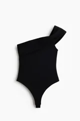 Body negro colaless en punto roma, con diseño asimétrico de un solo hombro y solapa cruzada.