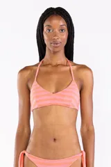Top de bikini con tirantes halter y diseño a rayas con efecto metalizado brillante.