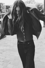 Cárdigan corto de punto acanalado en color verde oliva, de ajuste ceñido, con cuello redondo y botones metálicos dorados.