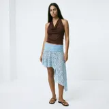 Falda asimétrica de encaje rojo con largo irregular, sin forro.