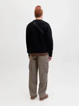 Pantalón cargo color marrón grisáceo, de corte recto, con bolsillos laterales con solapa y costuras decorativas en contraste de color blanco.