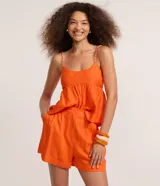 Short de sastre color naranja, de tiro alto con pliegues frontales, bolsillos y ruedo con vuelta. Confeccionado en mezcla de viscosa y lino.