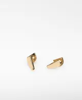 Aros pequeños de metal dorado con diseño orgánico y acabado brillante.