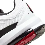 Championes Nike Air Max AP blancos con detalles en negro y rojo. Presentan el logo de Nike en rojo y suela con cámara de aire.