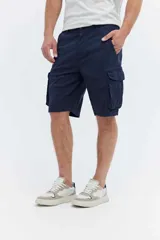 Bermuda cargo color beige de corte recto, con bolsillos laterales amplios con solapa y bolsillos traseros. Presenta largo a la rodilla y costuras definidas.