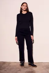 Top negro de lurex con cuello redondo y mangas largas.