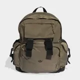 Mochila Adidas de diseño utilitario en color marrón, con compartimento principal amplio, bolsillo frontal con solapa y hebillas ajustables, y bolsillos laterales con solapa. Presenta el logo del trébol en la parte inferior frontal y detalles en negro.