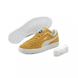 Championes urbanos Puma Suede Classic, color rojo con detalles en blanco. Confeccionados en gamuza con la icónica franja lateral de la marca y suela de goma texturizada.