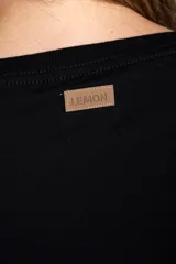 Remera de manga larga color negro, con cuello redondo y corte al cuerpo.