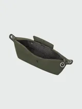 Cartera tipo hobo de tamaño grande, confeccionada en cuero vacuno con acabado liso. Presenta una solapa frontal con cierre de botón a presión metálico y correa ajustable para llevar al hombro.