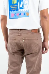 Pantalón de jean marrón con corte clásico, tiro medio y corte recto.