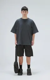 Remera de manga corta color gris oscuro (carbón) con cuello redondo y un estampado frontal de Star Wars.