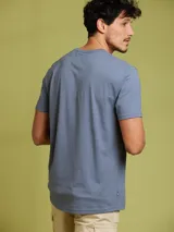 Remera amarilla de algodón con cuello redondo y manga corta.