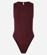 Body color marrón, sin mangas, con cuello halter y cierre en la entrepierna.