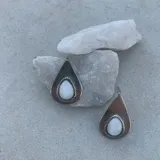 Aros colgantes con forma de lágrima, hechos de alpaca con incrustaciones de nácar.
