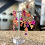 Aros colgantes hechos a mano con cristales rosas, fucsias, corales, plateados y violetas, unidos con alambre dorado.