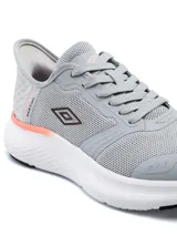 Championes deportivos Umbro modelo Flux para mujer, de color gris con detalles en coral y blanco, con capellada de malla transpirable y suela amortiguada.