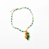Collar corto de cuentas de colores con dije de caballito de mar de vidrio a rayas negras y verdes con detalles naranja.