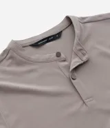 Remera Marfinno de corte slim para hombre, color gris topo, confeccionada en mezcla de viscosa, con cuello padre, cierre frontal parcial de botones y manga corta.