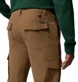 Pantalón cargo color marrón, confeccionado en tejido elástico resistente a la abrasión con tecnología Omni-Shield que repele la humedad y manchas. Presenta bolsillos laterales de carga con cierre a presión, bolsillos inclinados y trabillas para cinturón.